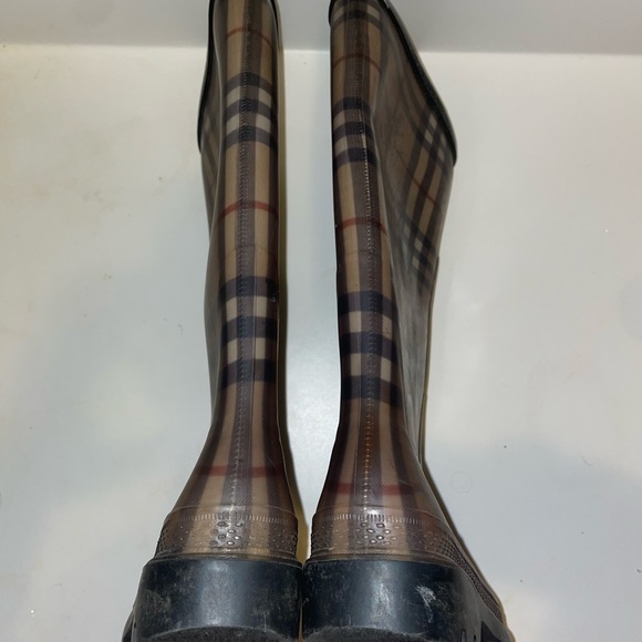 Burberry rain boots in great condition. Size 6 / 39. - Picture 4 of 7